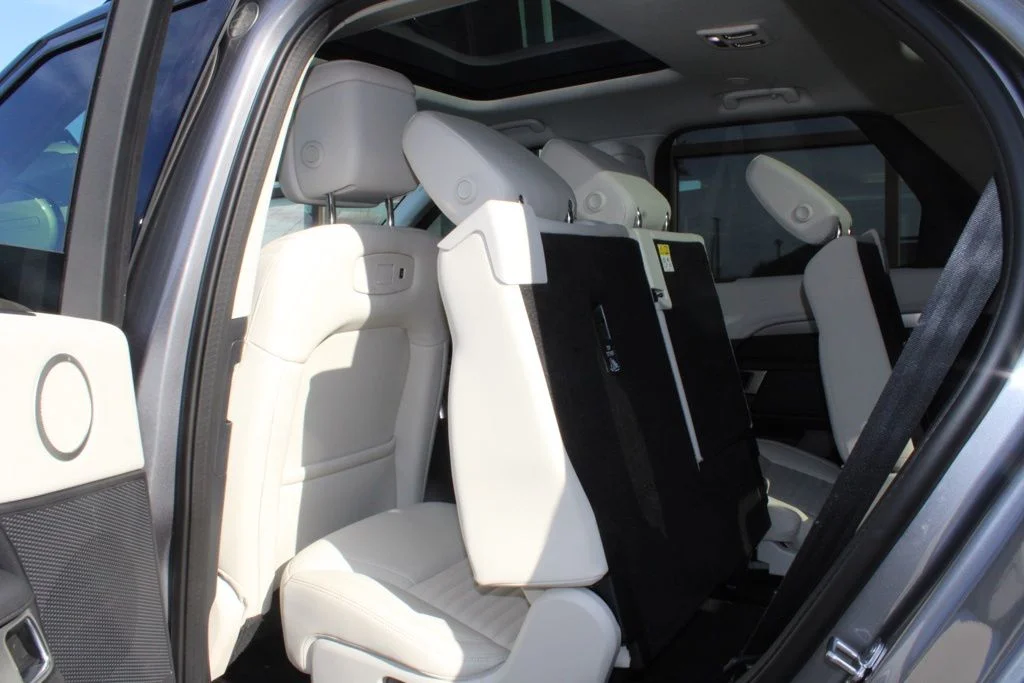 Certified Used 2025  Land Rover Dynamic SE image 37
