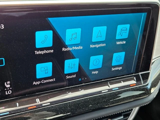 Certified Used 2024  Volkswagen 2.0T SE w/Technology image 23