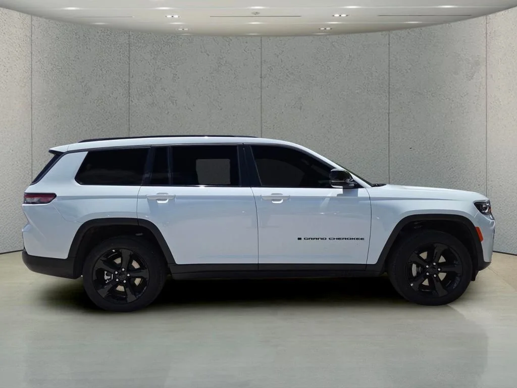 New 2026 Bright White Clear-Coat Exterior Paint Jeep Limited image 3