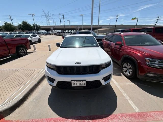 Used 2023 White Jeep Altitude image 3