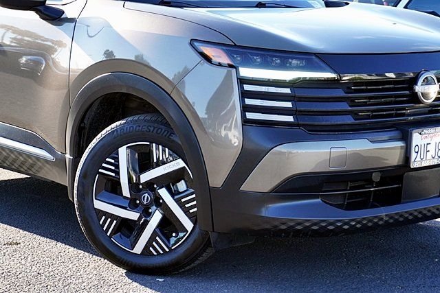 Used 2025 Brown Nissan SV image 3