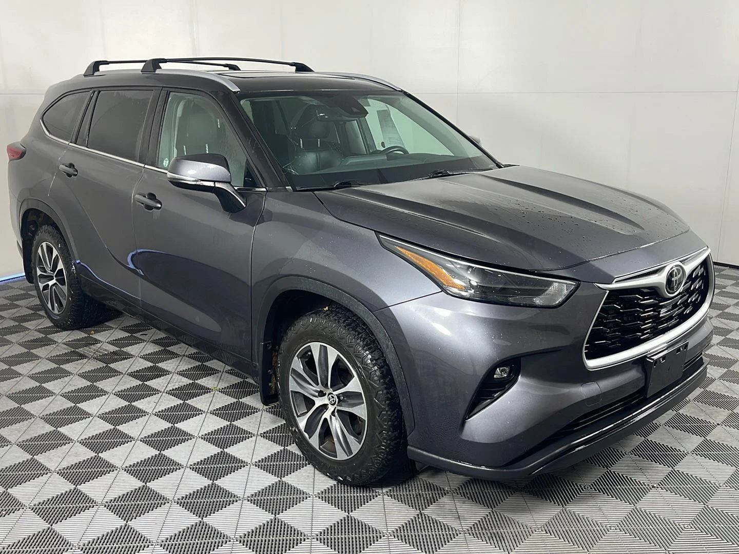 Used 2022 Magnetic Gray Metallic Toyota XLE image 5