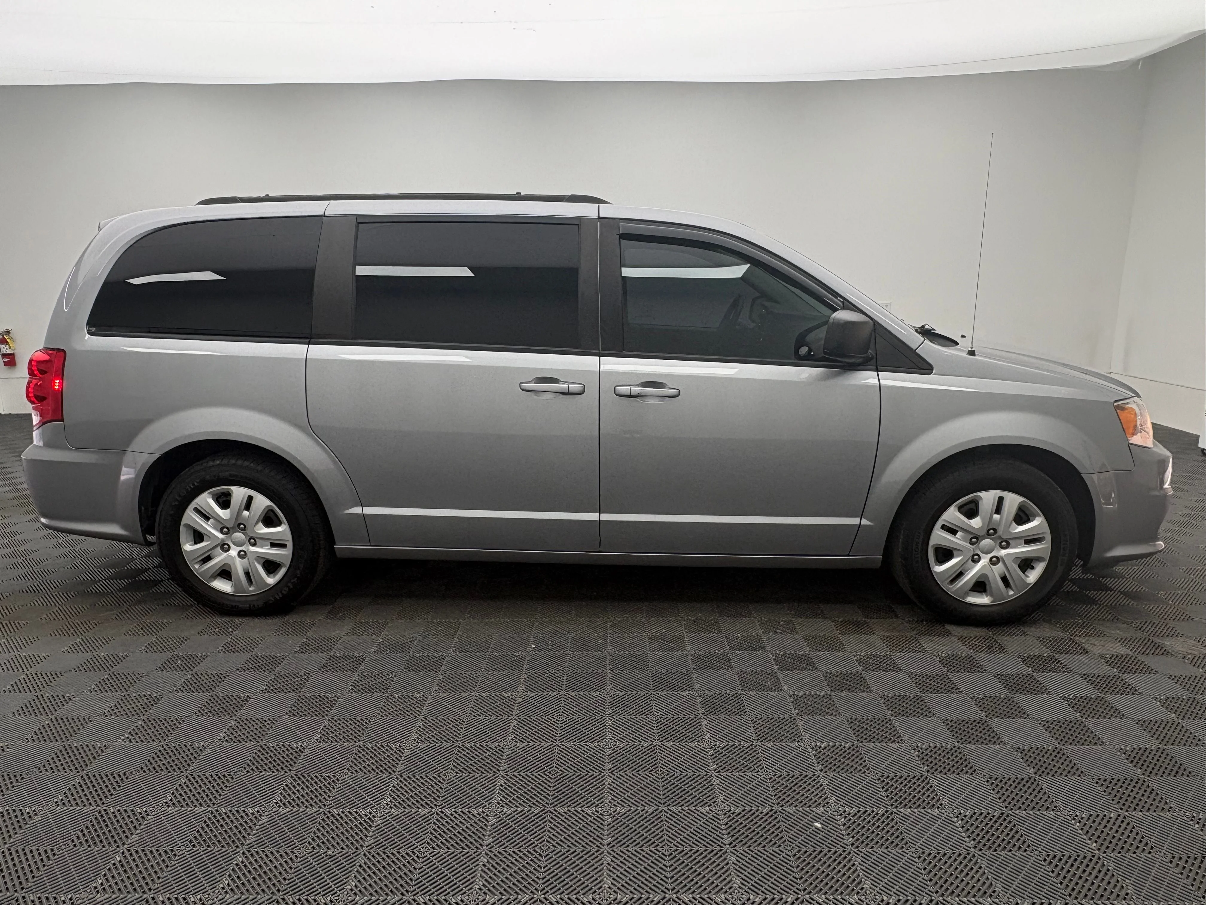 Used 2018 Billet Silver Metallic Clearcoat Dodge SE image 5