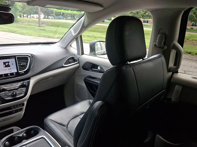 Used 2022 Gray Chrysler Touring L image 16