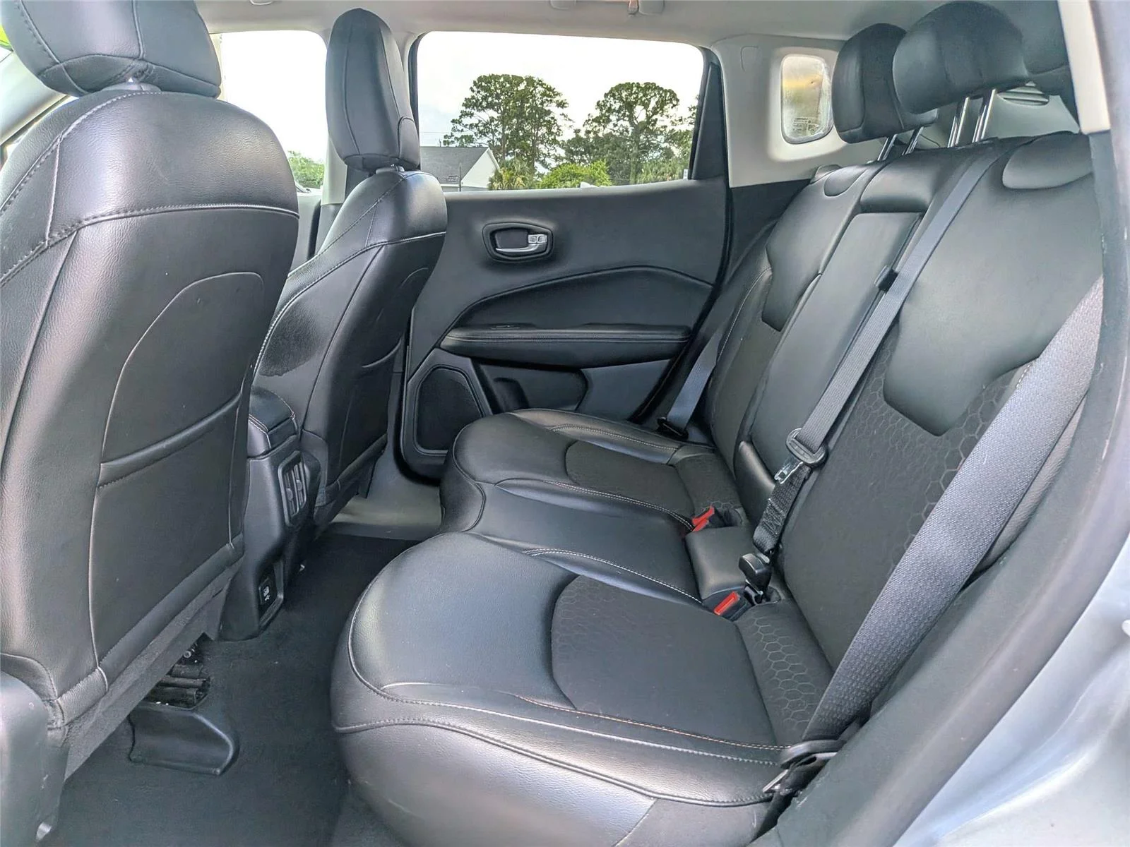 Used 2021  Jeep Latitude image 13