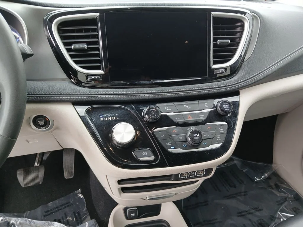 Used 2023 Black Chrysler Touring L image 21