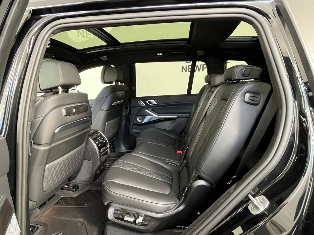 Used 2025 Black BMW M60i image 17
