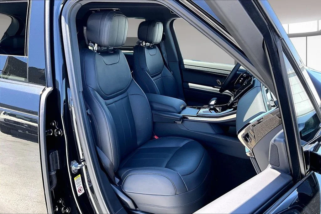 New 2026 Black Land Rover Dynamic SE image 11