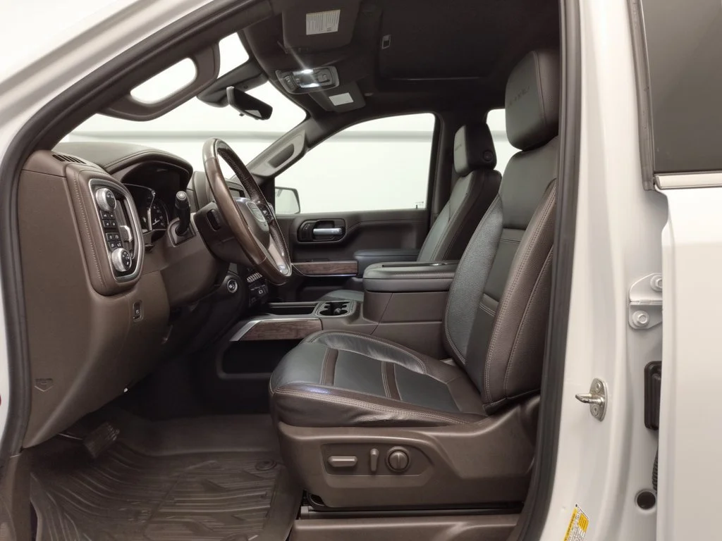 Used 2021 White Frost Tricoat GMC Denali image 5