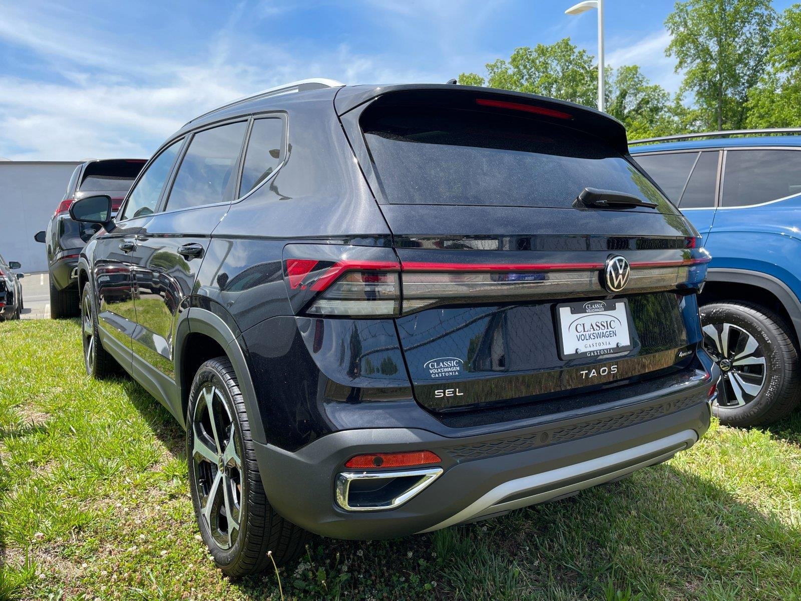 New 2026 Deep Black Pearl Volkswagen SEL image 3