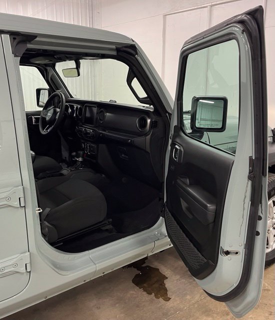 Used 2023 Silver Jeep Sport S image 17