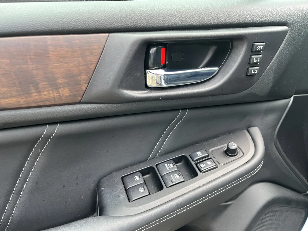Used 2019 Ice Silver Metallic Subaru Limited image 9