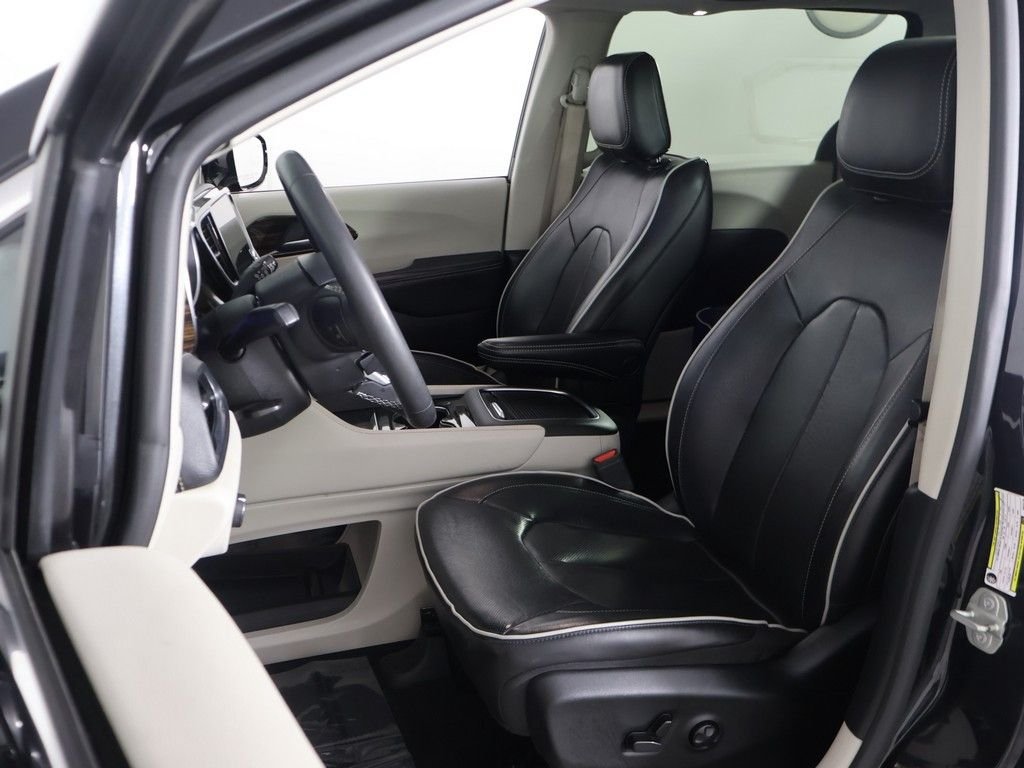 Used 2023 Black Chrysler Limited image 31