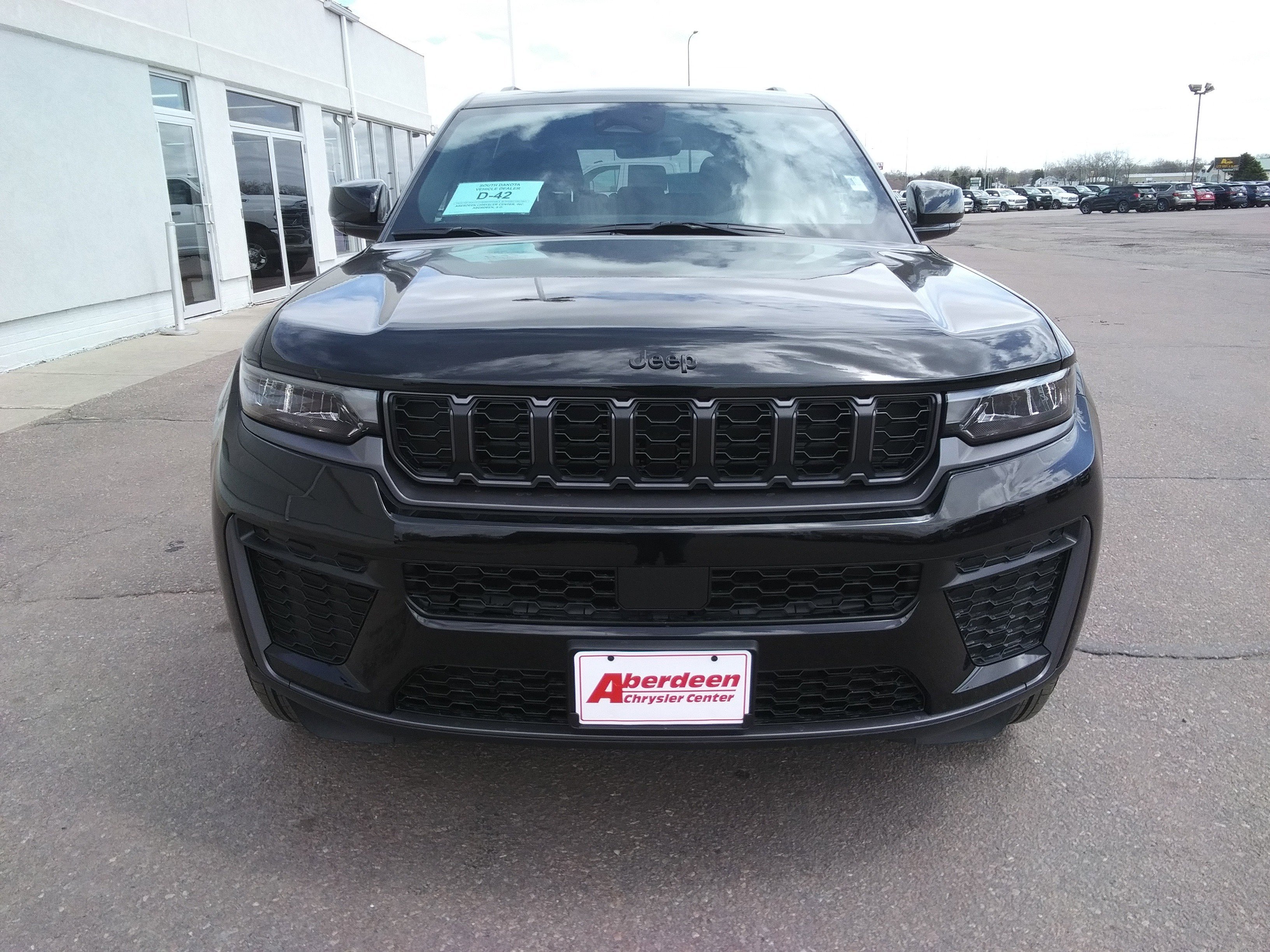 New 2026 Diamond Black Crystal Pearl-Coat Exterior Paint Jeep Altitude image 3