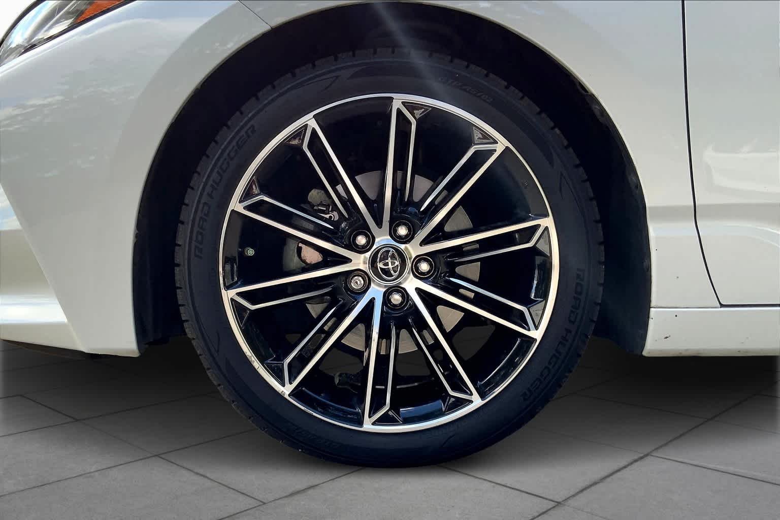 Used 2019 Wind Chill Pearl Toyota Touring image 10