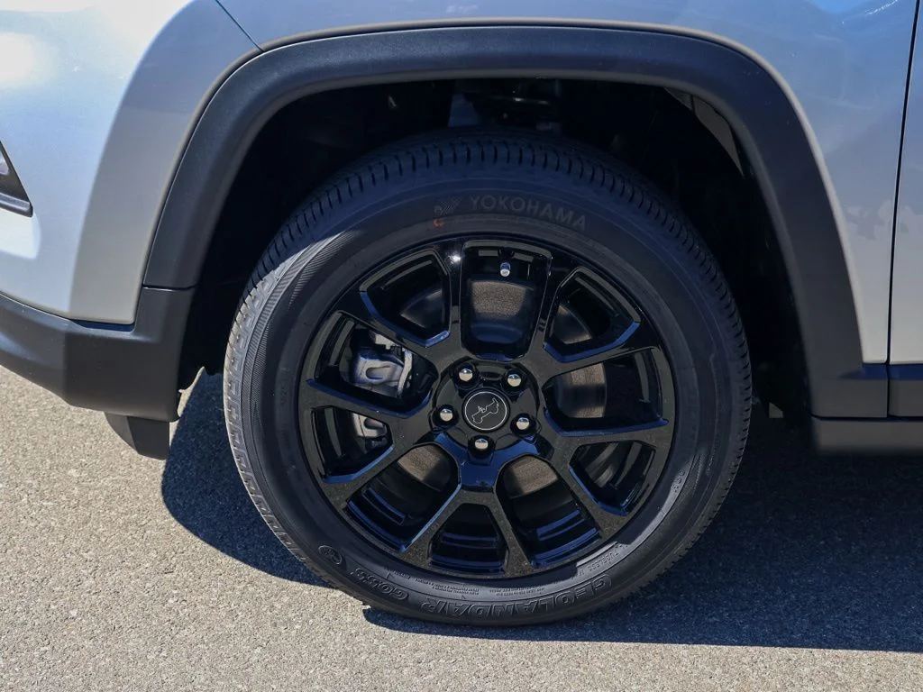 New 2026 Silver Zynith Metallic Clearcoat Jeep Latitude image 10