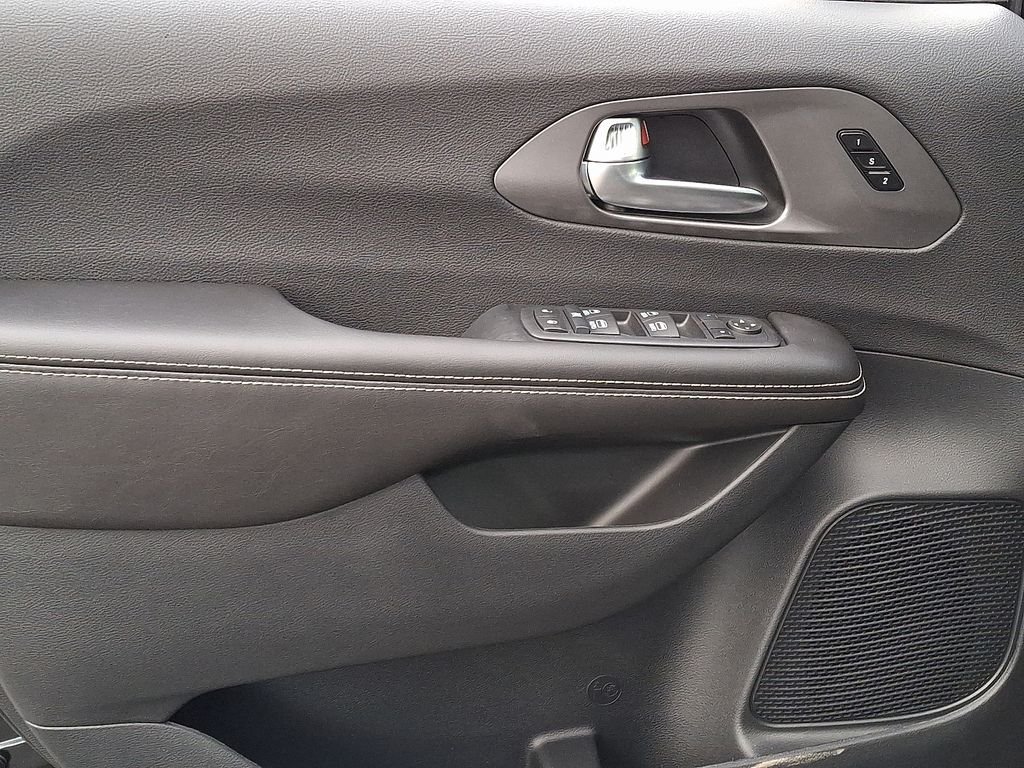New 2026 Diamond Black Crystal Pearl-Coat Exterior Paint Chrysler Select image 9