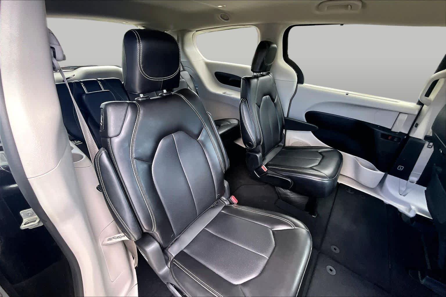 Used 2023 Brilliant Black Crystal Pearlcoat Chrysler Touring L image 19