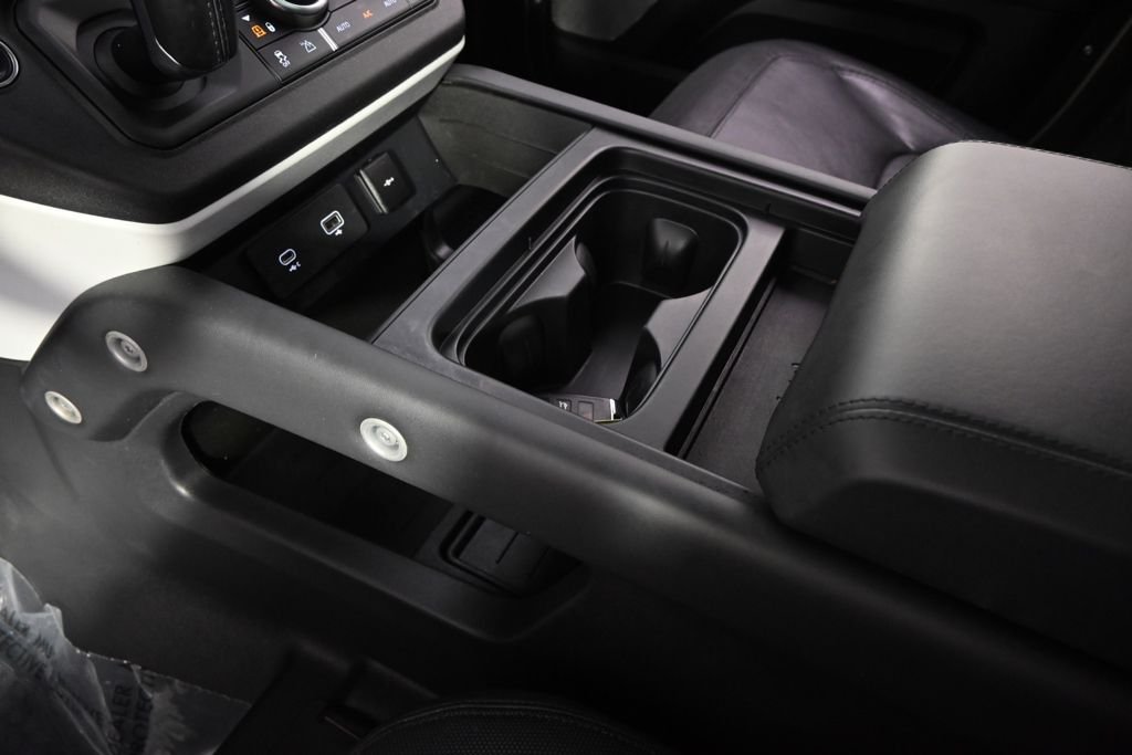 Used 2023  Land Rover X-Dynamic SE image 30