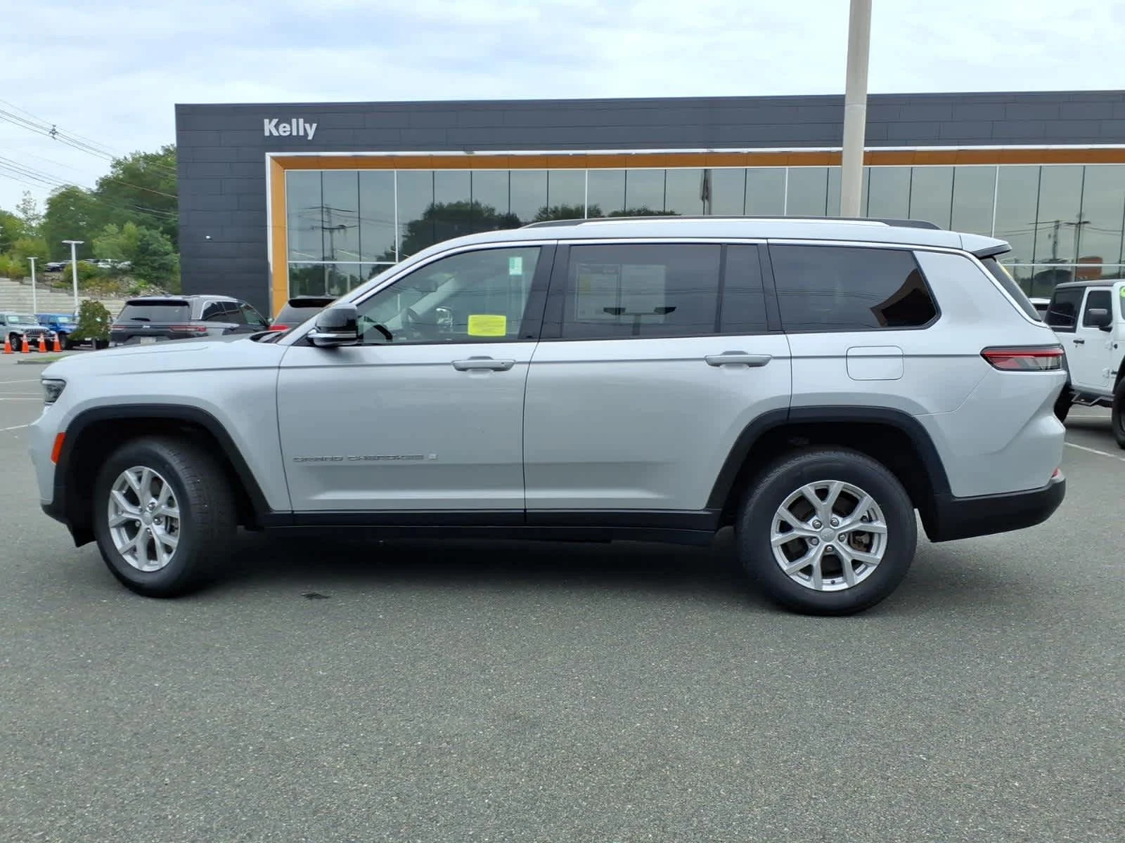 Used 2023 Silver Zynith Jeep Limited image 12
