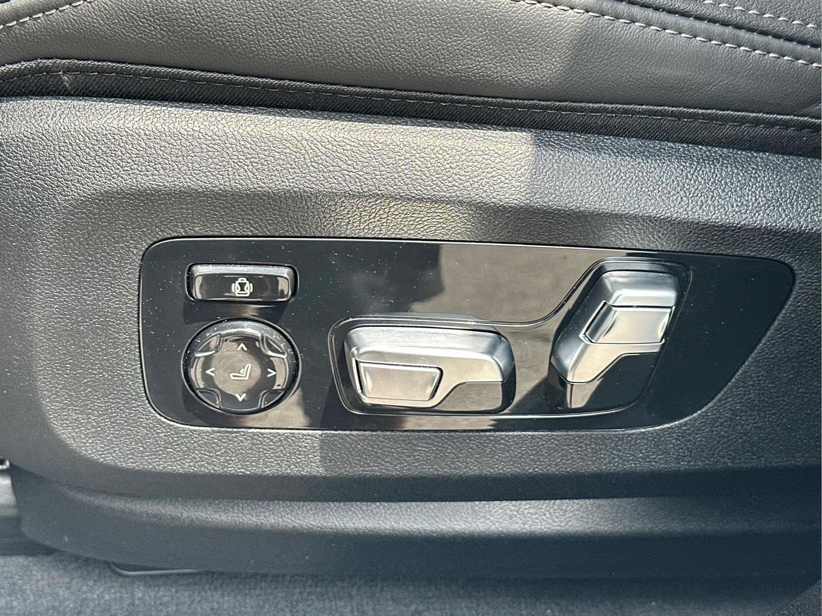 Used 2025  BMW M60i image 24