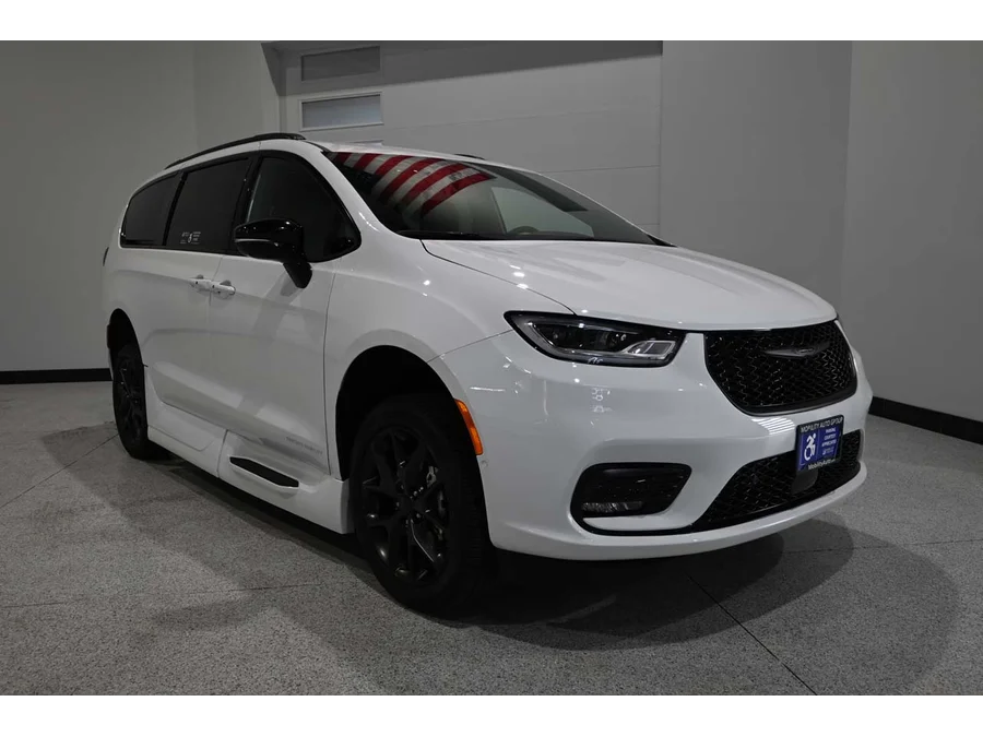 2024 Chrysler Pacifica Touring L - Photo 3
