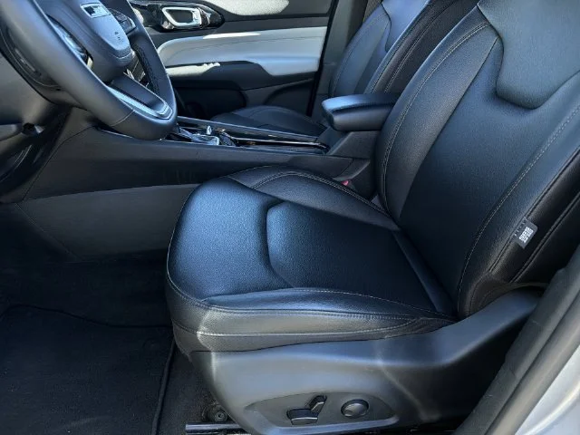 Used 2024  Jeep Limited image 21