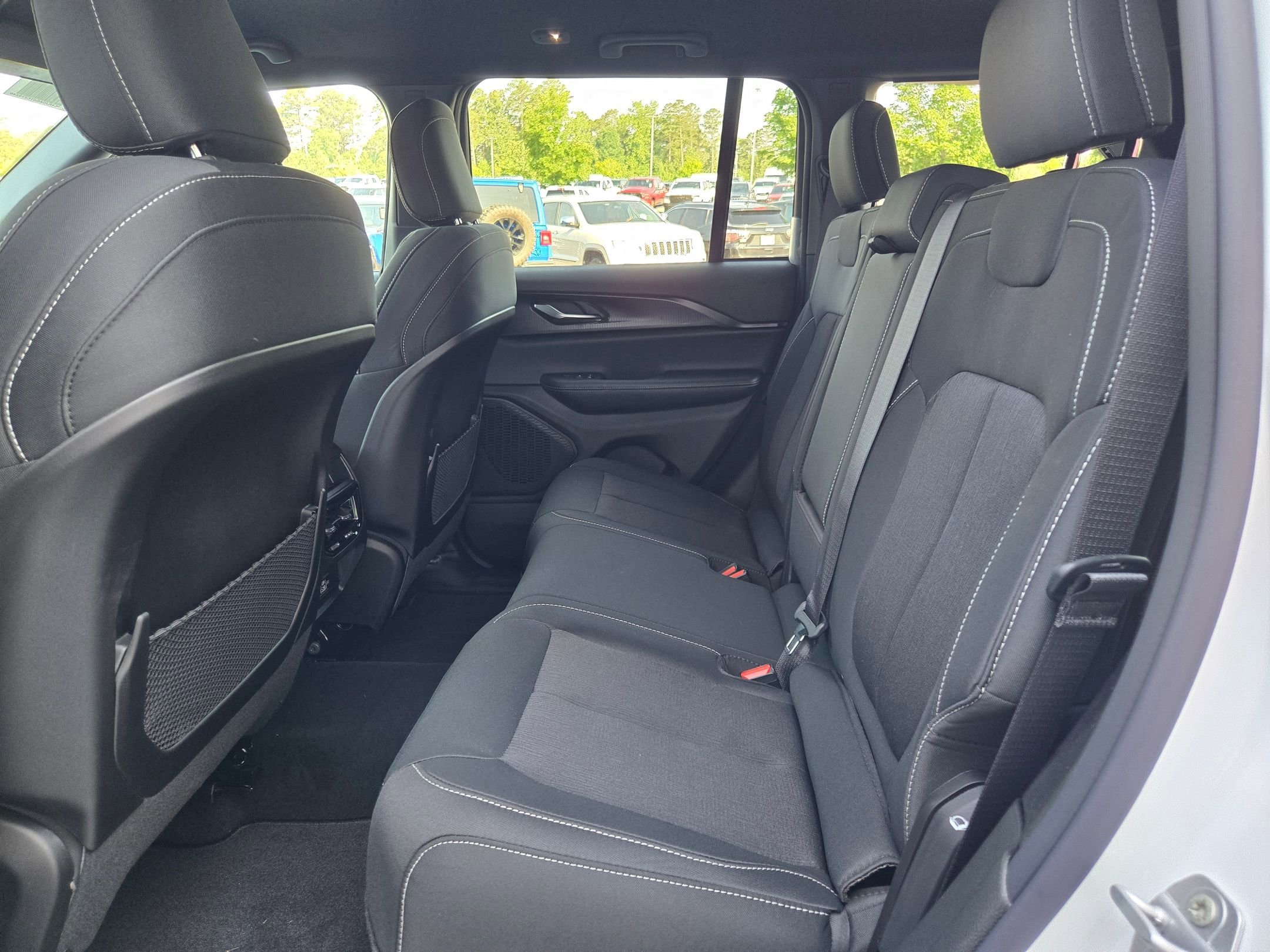 New 2026 Bright White Clear-Coat Exterior Paint Jeep Laredo image 34