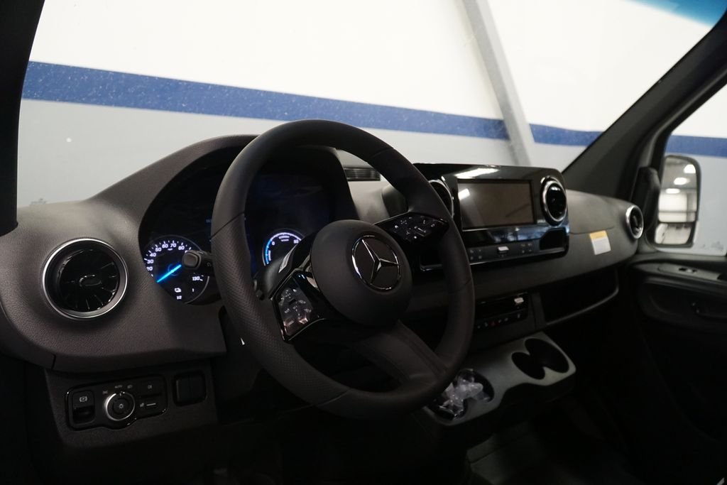 New 2025 Arctic+White Mercedes-Benz Cargo 170 WB image 15