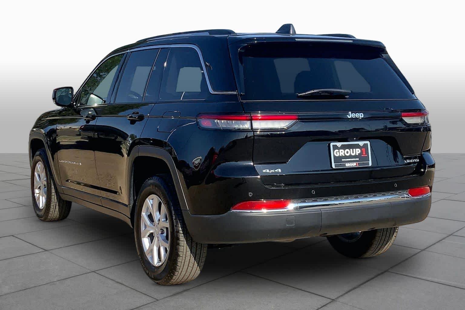 Used 2023 Diamond Black Crystal Pearlcoat Jeep Limited image 12