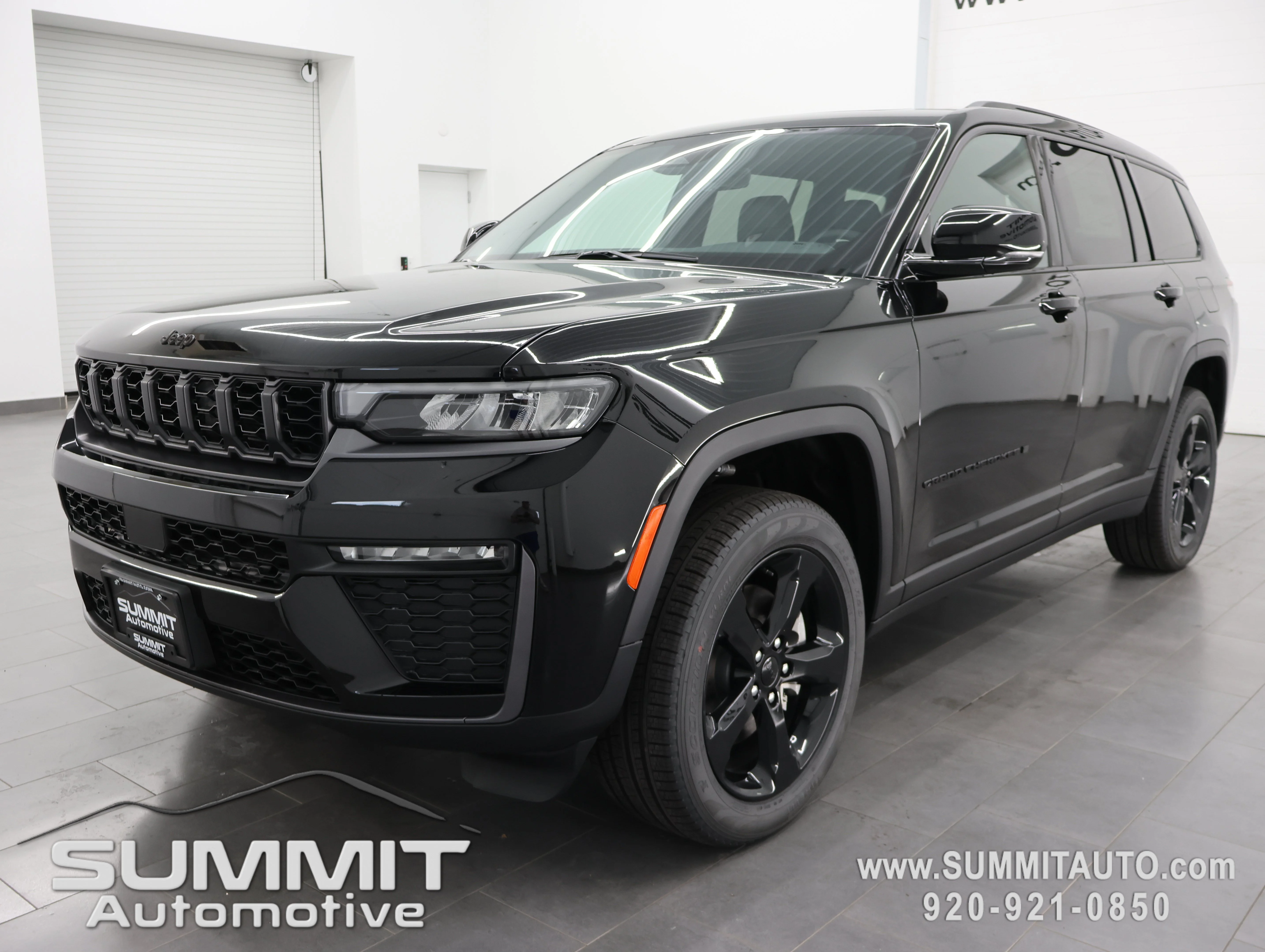 New 2026 Diamond Black Crystal Pearl-Coat Exterior Paint Jeep Limited image 6