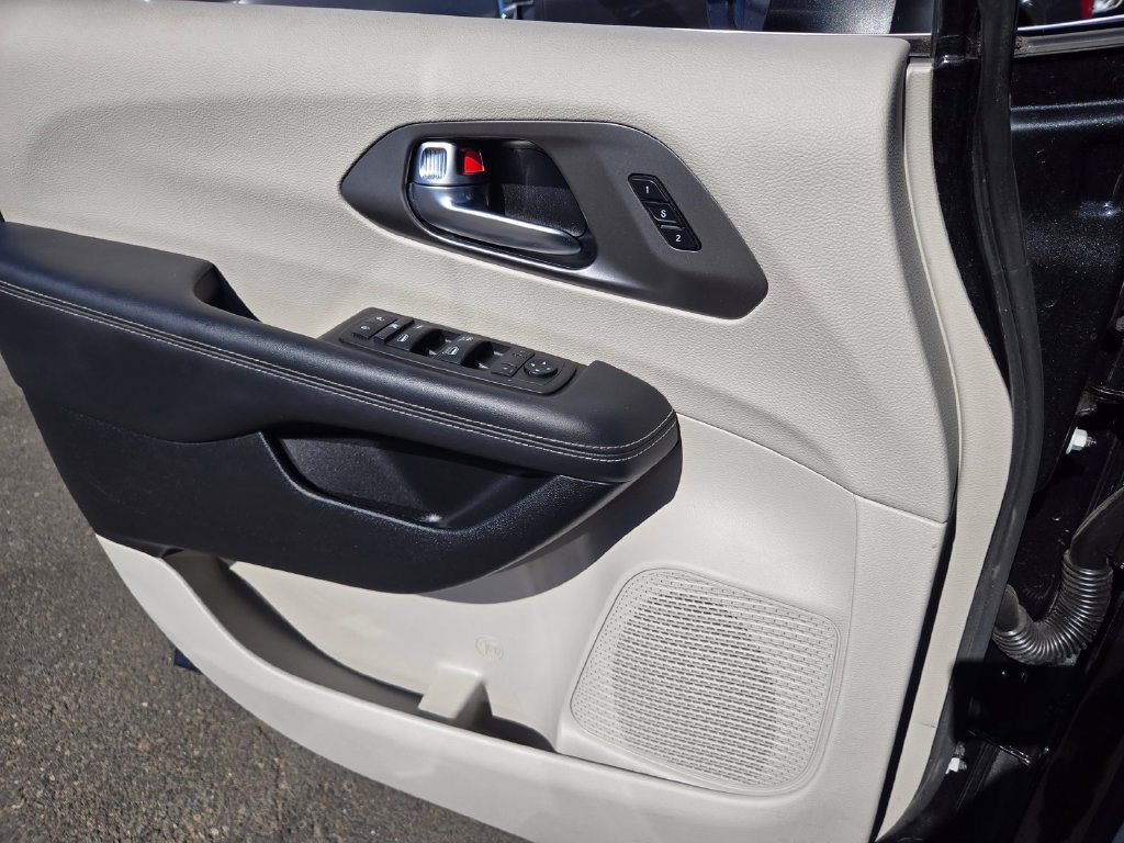Used 2023 Black Chrysler Touring L image 17