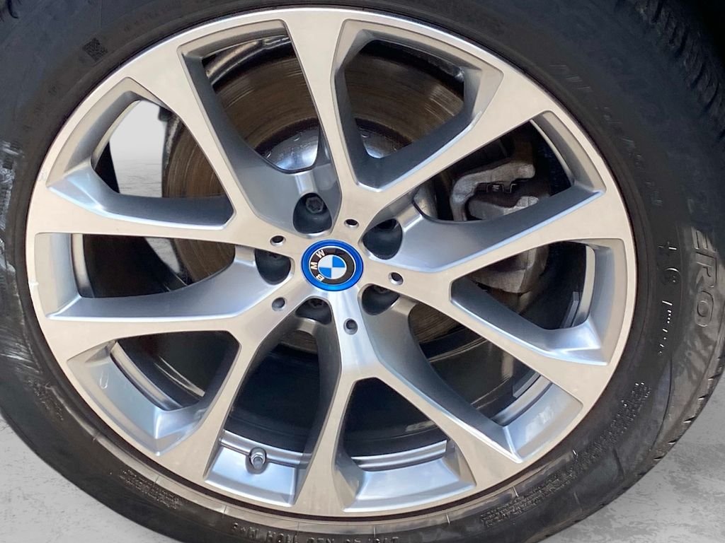 Used 2022 White BMW xDrive45e image 29