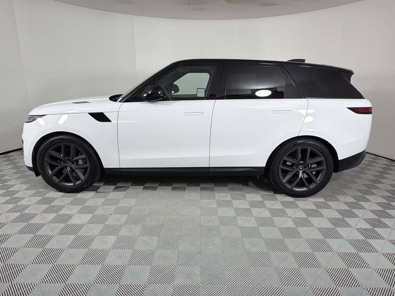 Used 2024 Fuji White Land Rover SE image 2