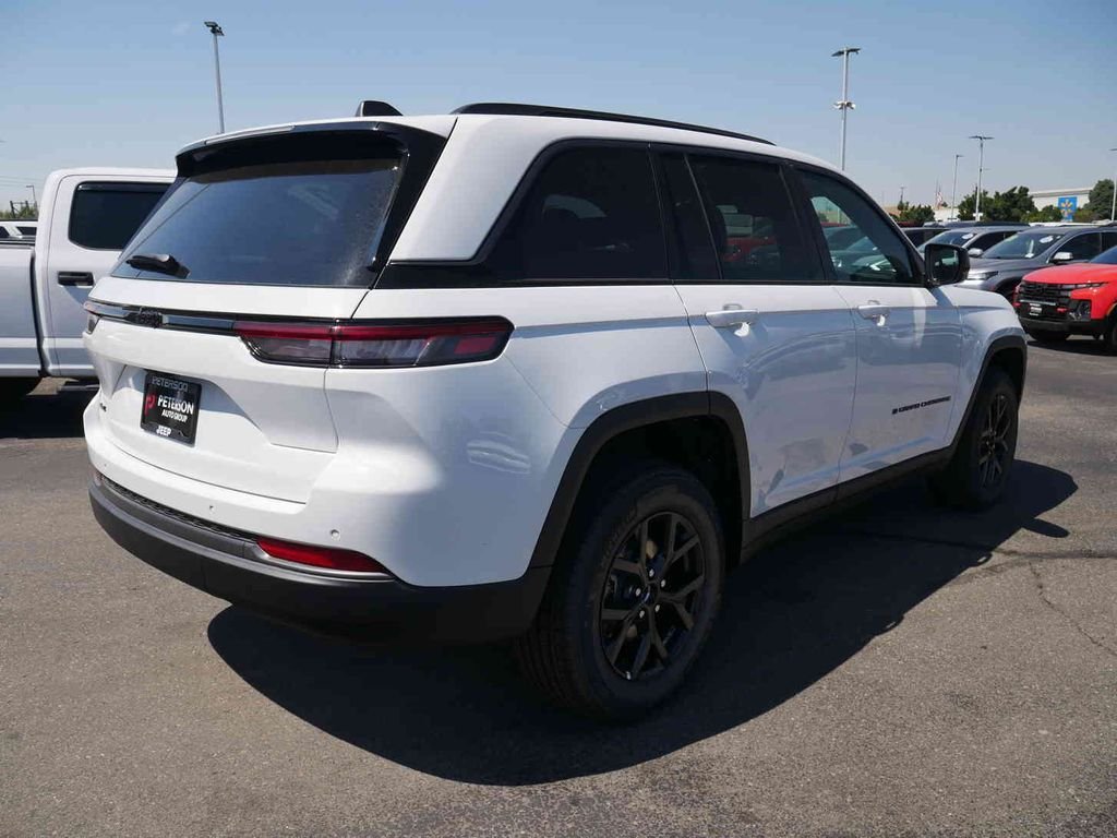 New 2026 Bright White Clear-Coat Exterior Paint Jeep Laredo image 19