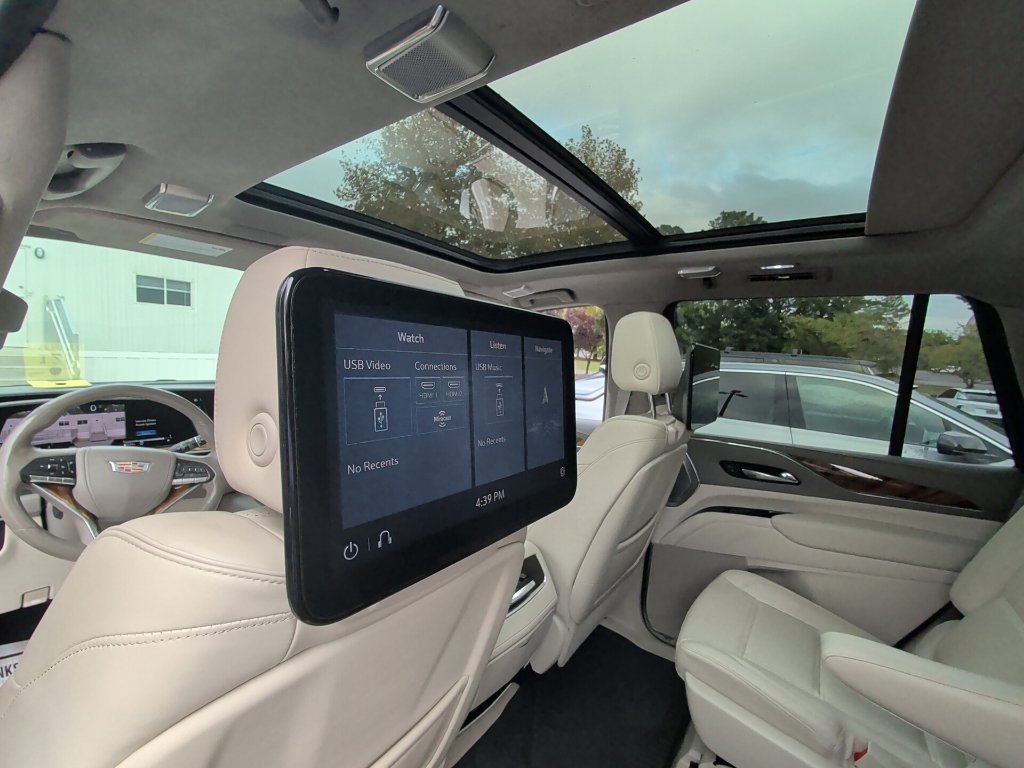 Used 2021 CRYSTAL WHITE TRICOAT Cadillac Sport Platinum image 12