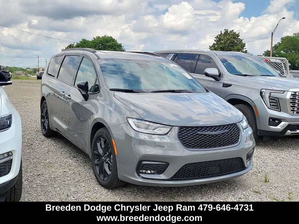 2025 Chrysler Pacifica Limited's photo