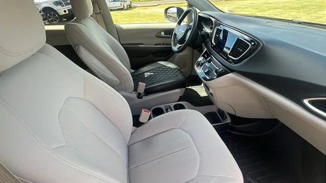 Used 2017 Silver Chrysler Touring image 12