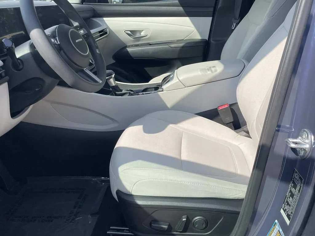Used 2025  Hyundai SEL image 14