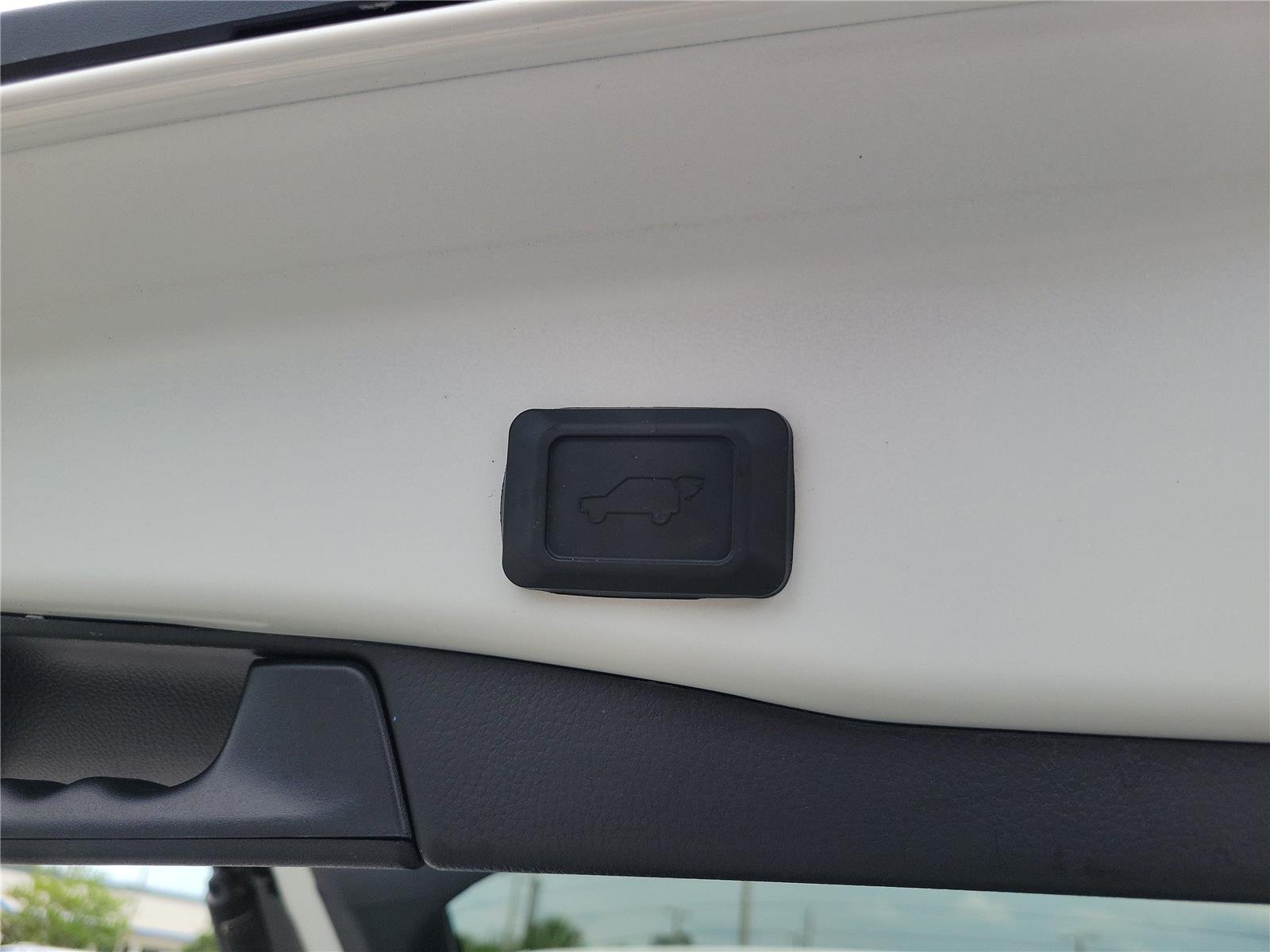 Used 2025 Ice Cap Toyota XLE image 12