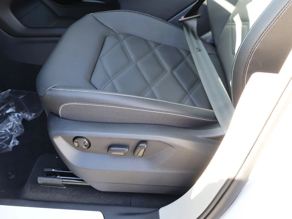 New 2026 White Volkswagen 2.0T SE w/Technology image 38