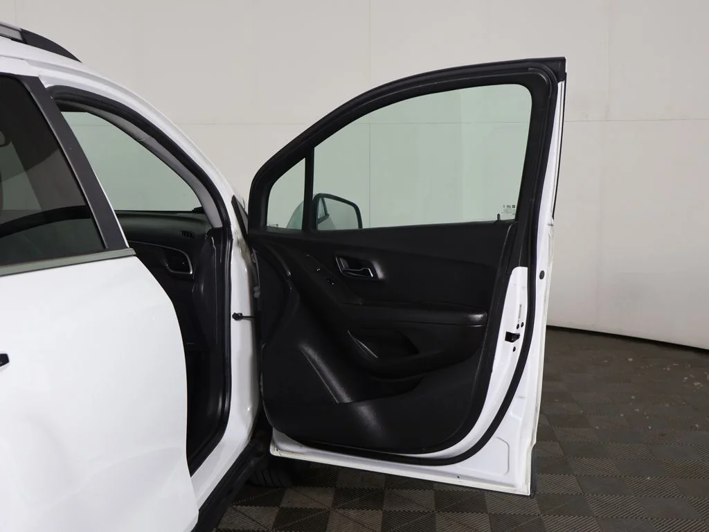 Used 2020 White Chevrolet LT image 16