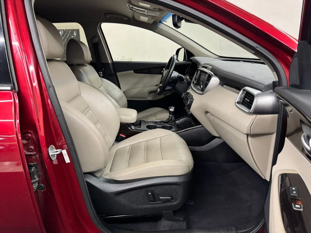 Used 2019 Red Kia EX image 30