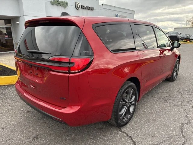New 2026 Red Hot Pearl-Coat Exterior Paint Chrysler Select image 7