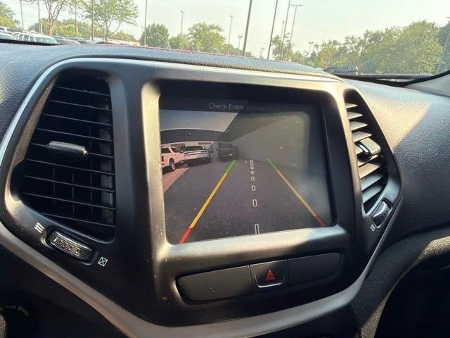 Used 2016 Bright White Clearcoat Jeep Trailhawk image 28