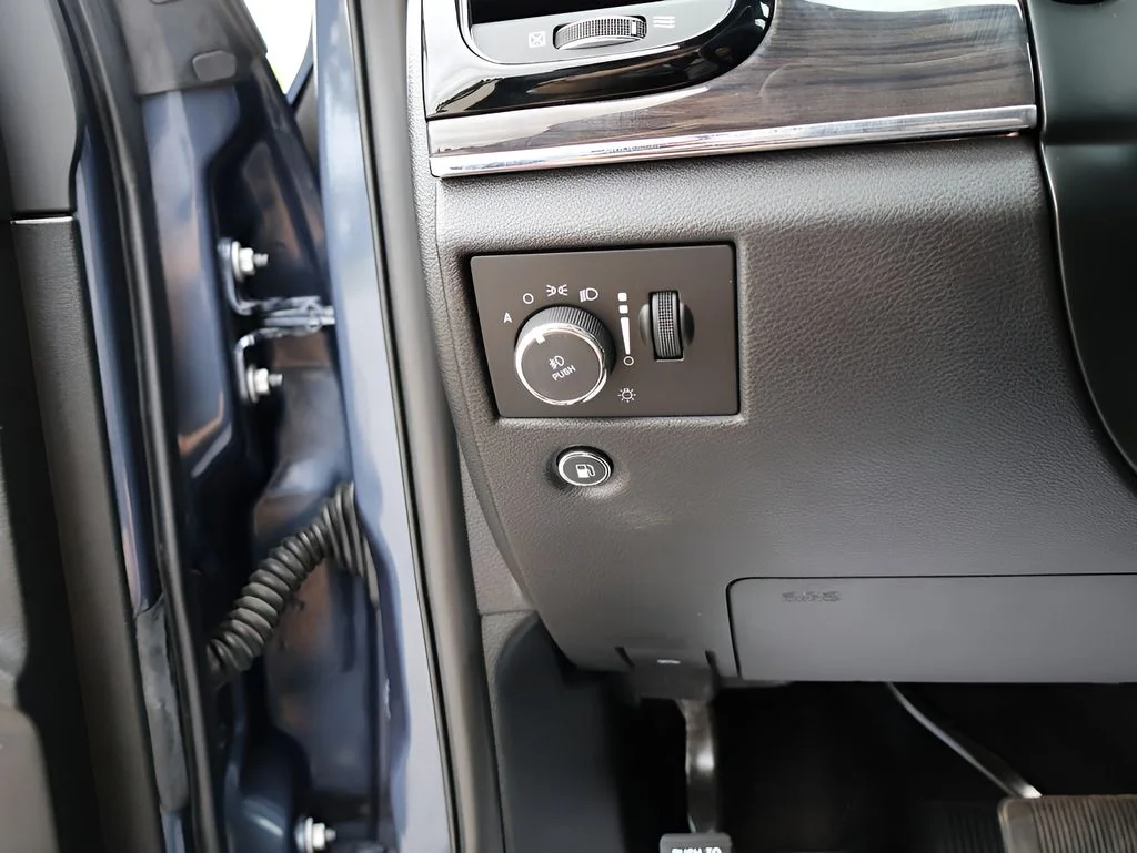 Used 2020 Blue Jeep Overland image 33