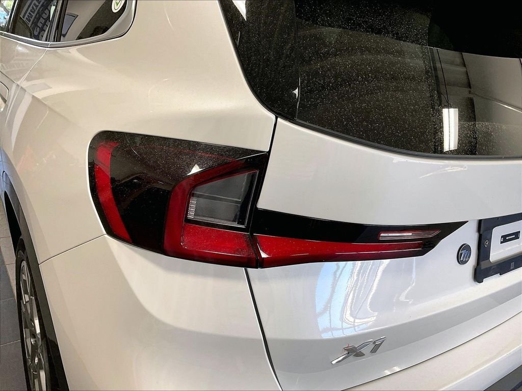 Used 2025 White BMW xDrive28i image 33