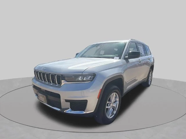 Used 2025 Silver Jeep Laredo image 8