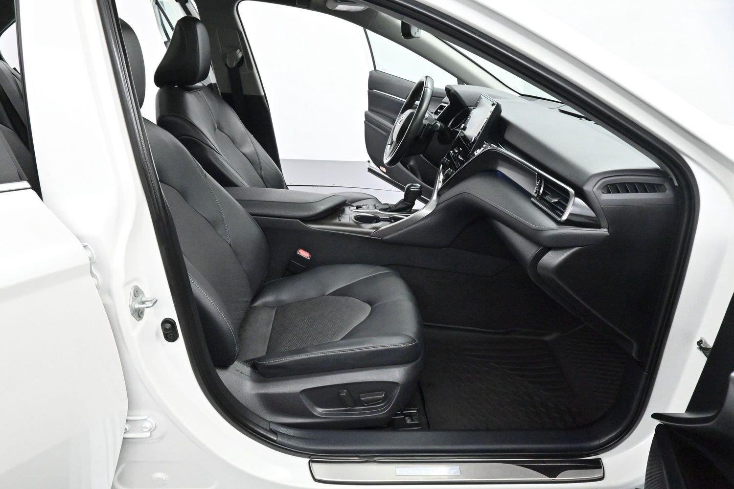 Used 2022 Wind Chill Pearl Toyota XSE image 32