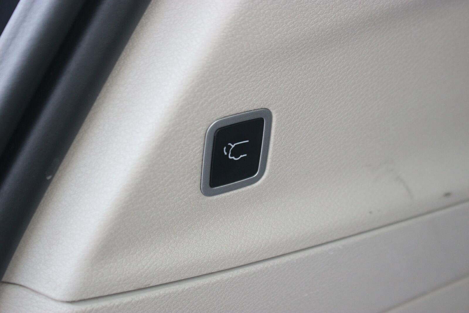 Used 2024 Silver Chrysler Touring L image 11